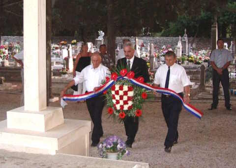 Polaganje vijenca na groblju